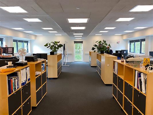 Indret et moderne kontor med kontormoduler